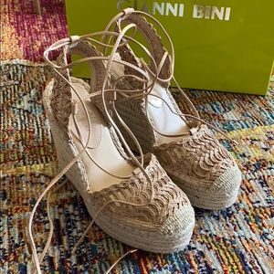 New Gianni Bini Blush Wedge sz 7 Wedge